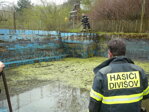 Nádrž prokoukla po zásahu hasičů z Divišova