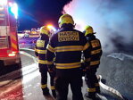 Autobus na dálnici našli hasiči celý v plamenech