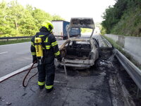 Na dálnici D1 shořel osobní automobil
