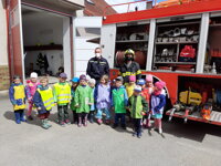 Školka na návštěvě u hasičů