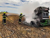 K požáru u Divišova vyrazilo šest hasičských cisteren