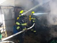 Plameny se rychle šířily, hasiči dům zachránili