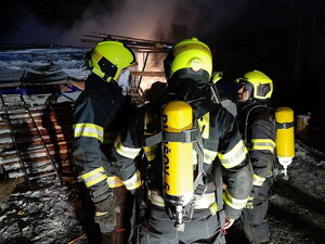 Velké množství jednotek spěchalo k požáru v Jemništi
