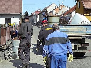 Hasiči po dvou letech čistili Divišov od šrotu