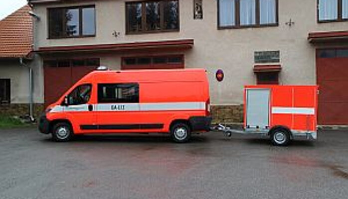 Nový dopravní automobil začal sloužit divišovským hasičům