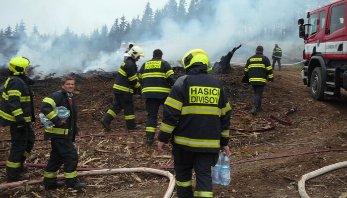Bojovat s plameny u Drahňovic pomáhal hasičům vrtulník