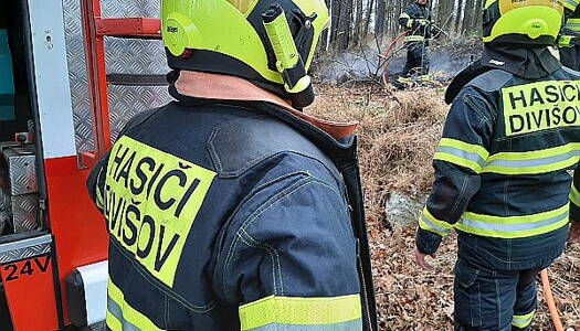 K požáru u Třebešic vyjeli hasiči z Divišova i Benešova