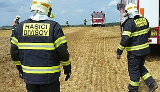 Rozsáhlý požár a dopravní nehoda u Třebešic